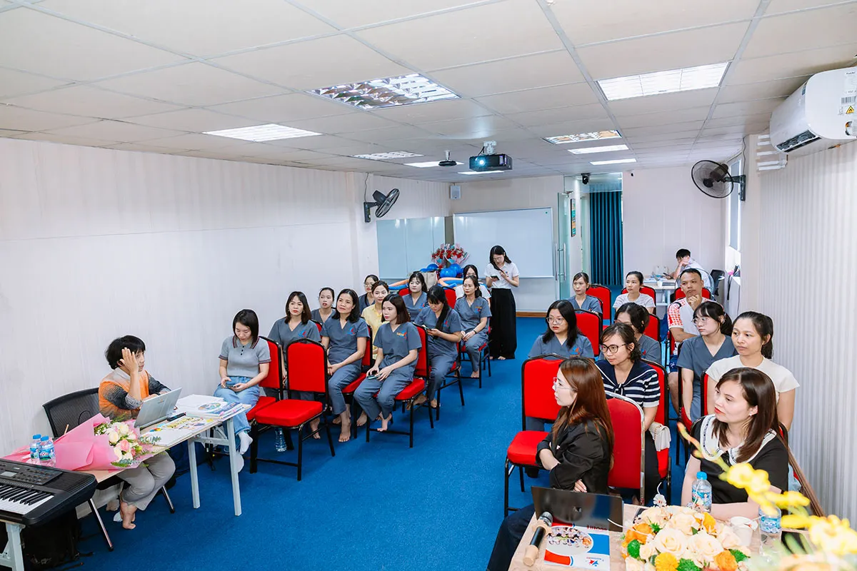 Tại buổi tập huấn có sự trao đổi kinh nghiệm giữa giáo viên - phụ huynh - chuyên gia.