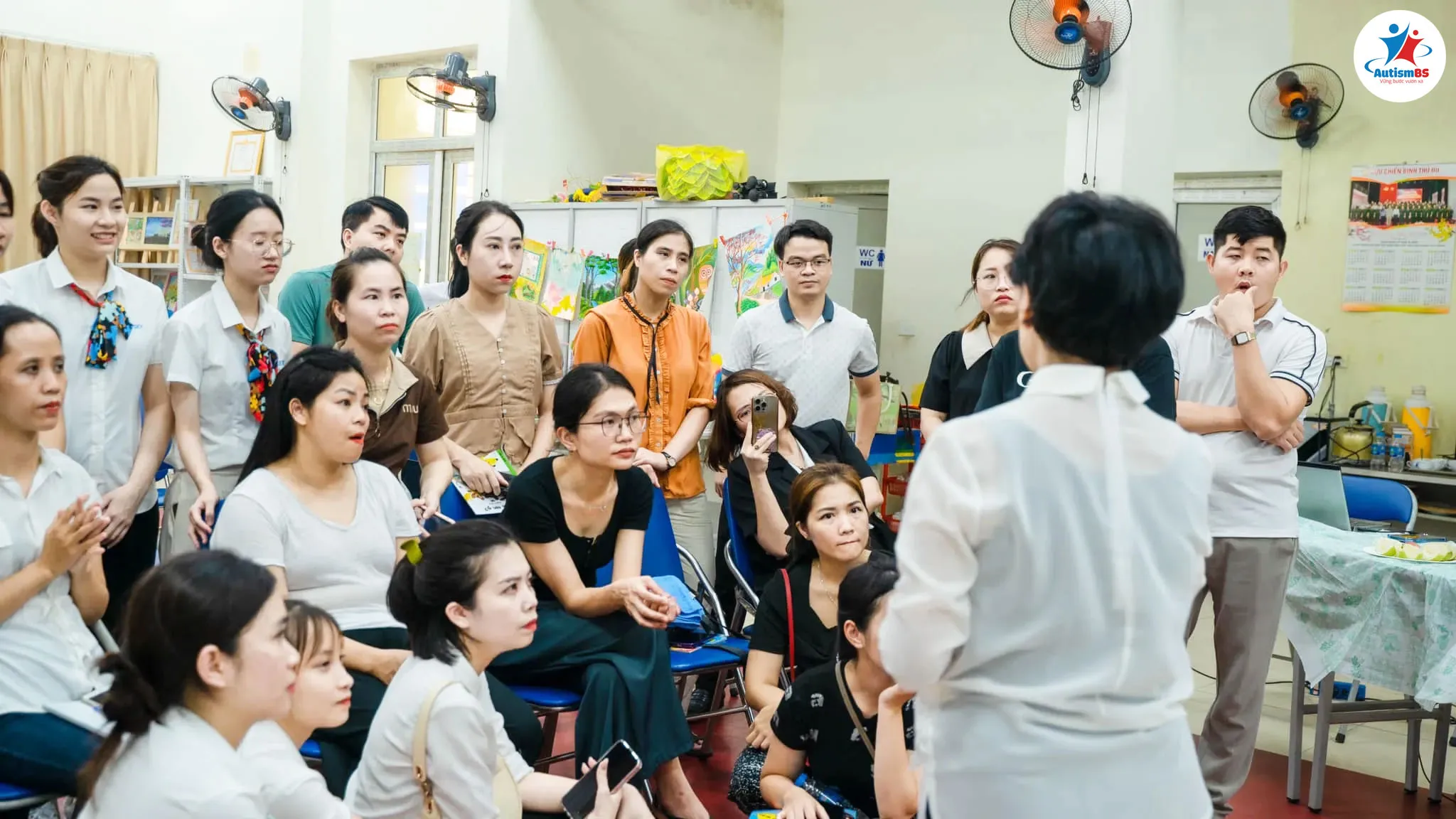 AutismBS định hướng xây dựng mô hình giáo dục đặc biệt lấy trẻ làm trung tâm và tăng cường sự phối hợp giữa chuyên gia, giáo viên và gia đình.