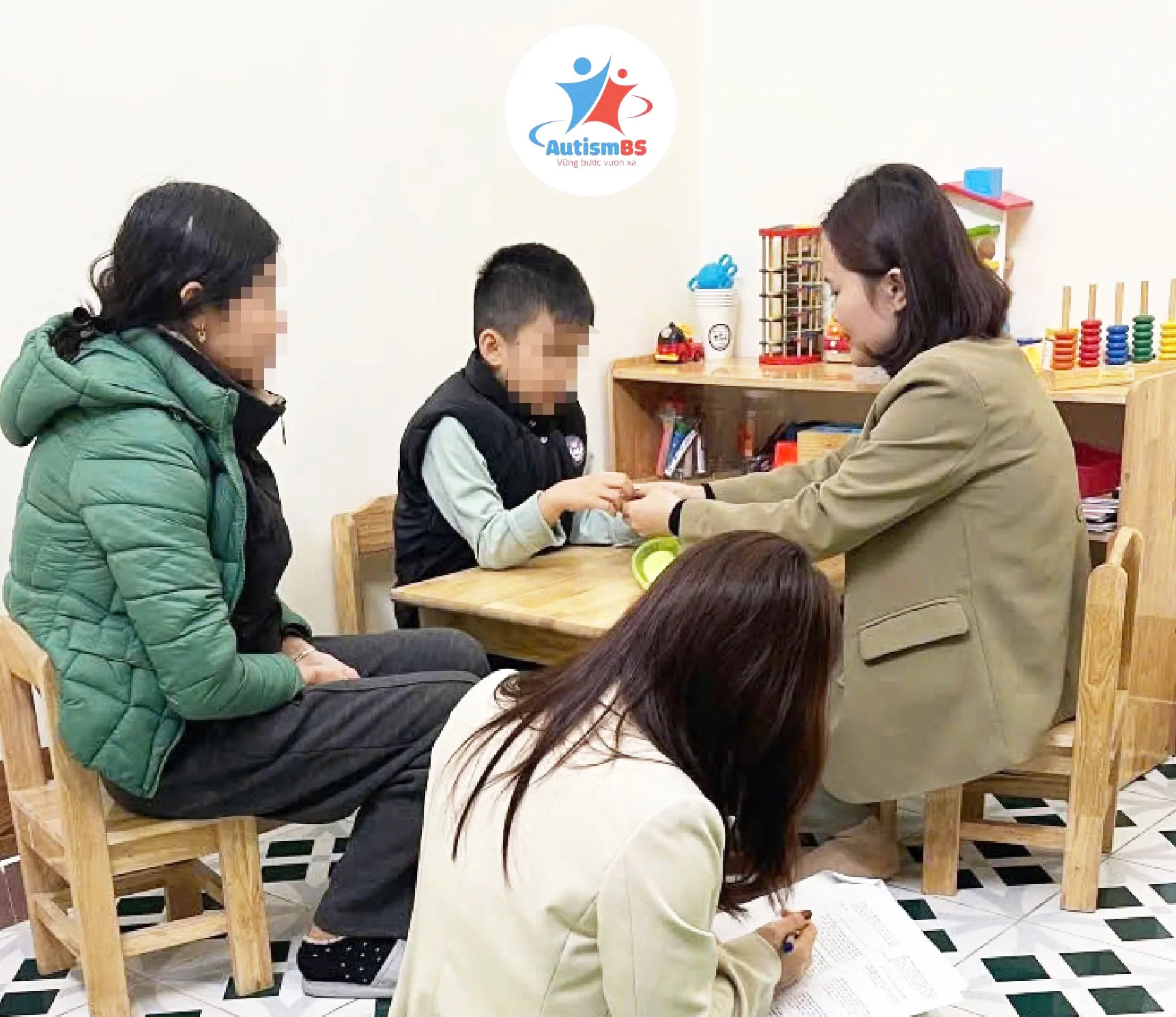 Đánh giá trực tiếp sẽ giúp xác định nguyên nhân khiến trẻ nói ít và xây dựng kế hoạch hỗ trợ phù hợp.
