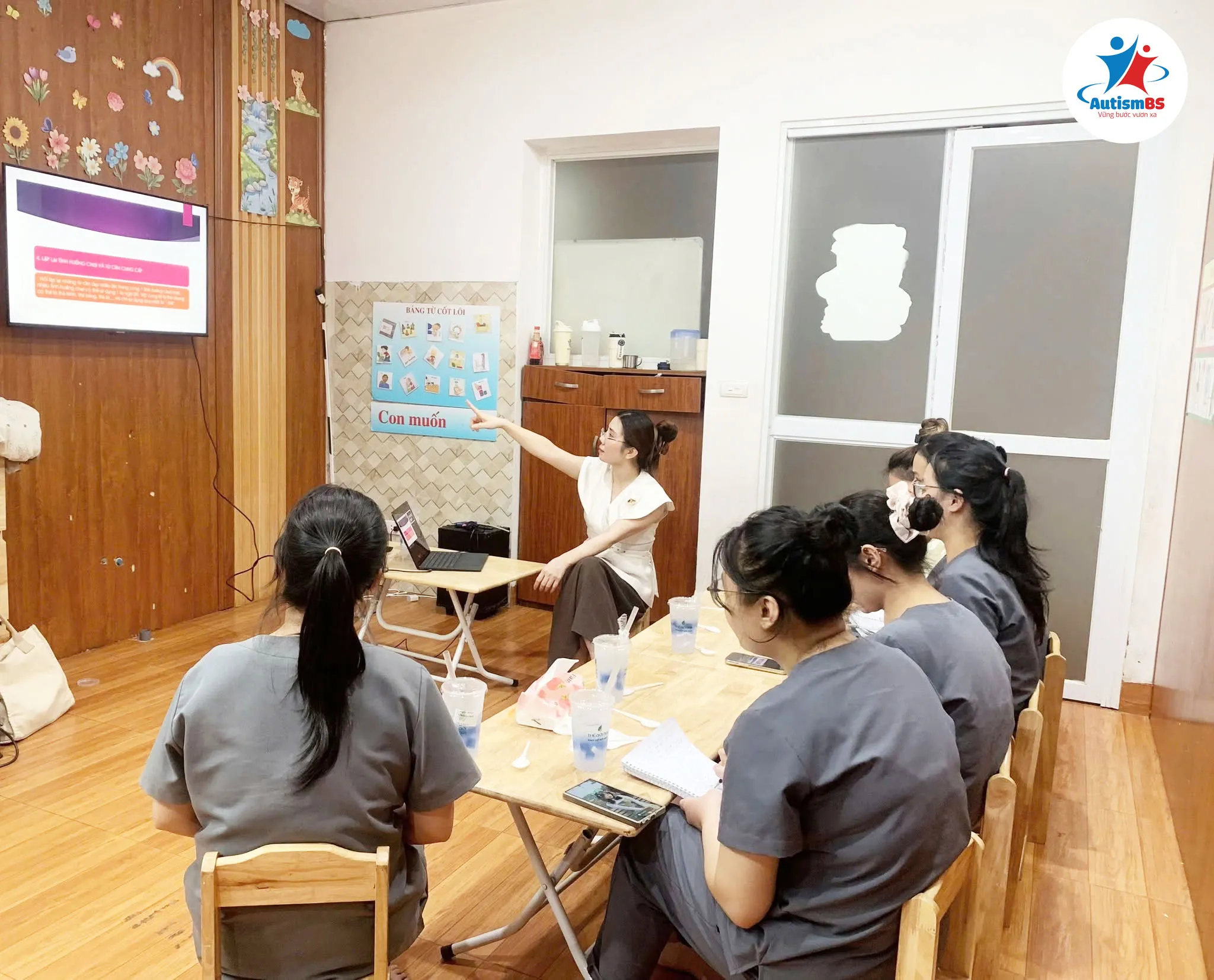 AutismBS định hướng xây dựng các chương trình giáo dục đặc biệt dựa trên đánh giá toàn diện.