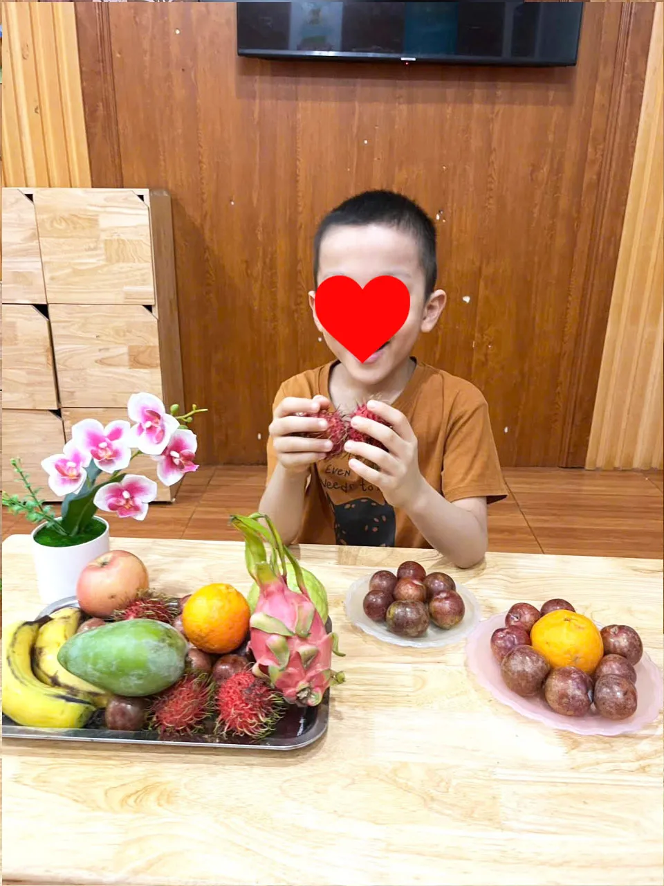 Giao tiếp bằng lời nói hoặc cử chỉ.
