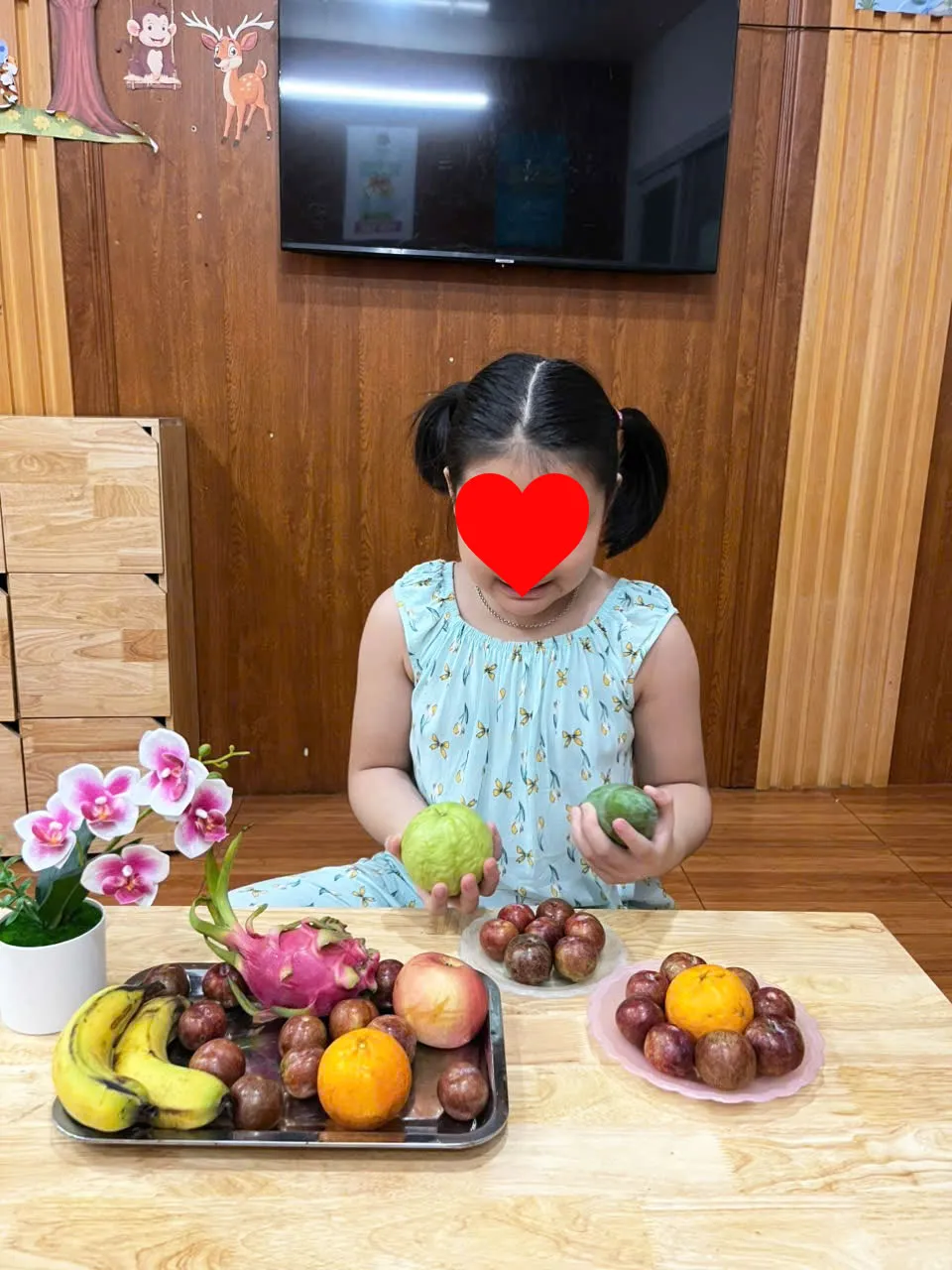 Hoạt động về Tết Đoan Ngọ, trẻ có cơ hội mở rộng vốn từ về trái cây.