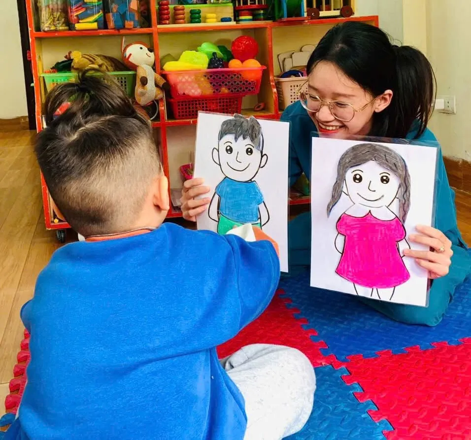 AutismBS phát triển các chương trình cá nhân hóa dựa trên đánh giá năng lực của từng trẻ.