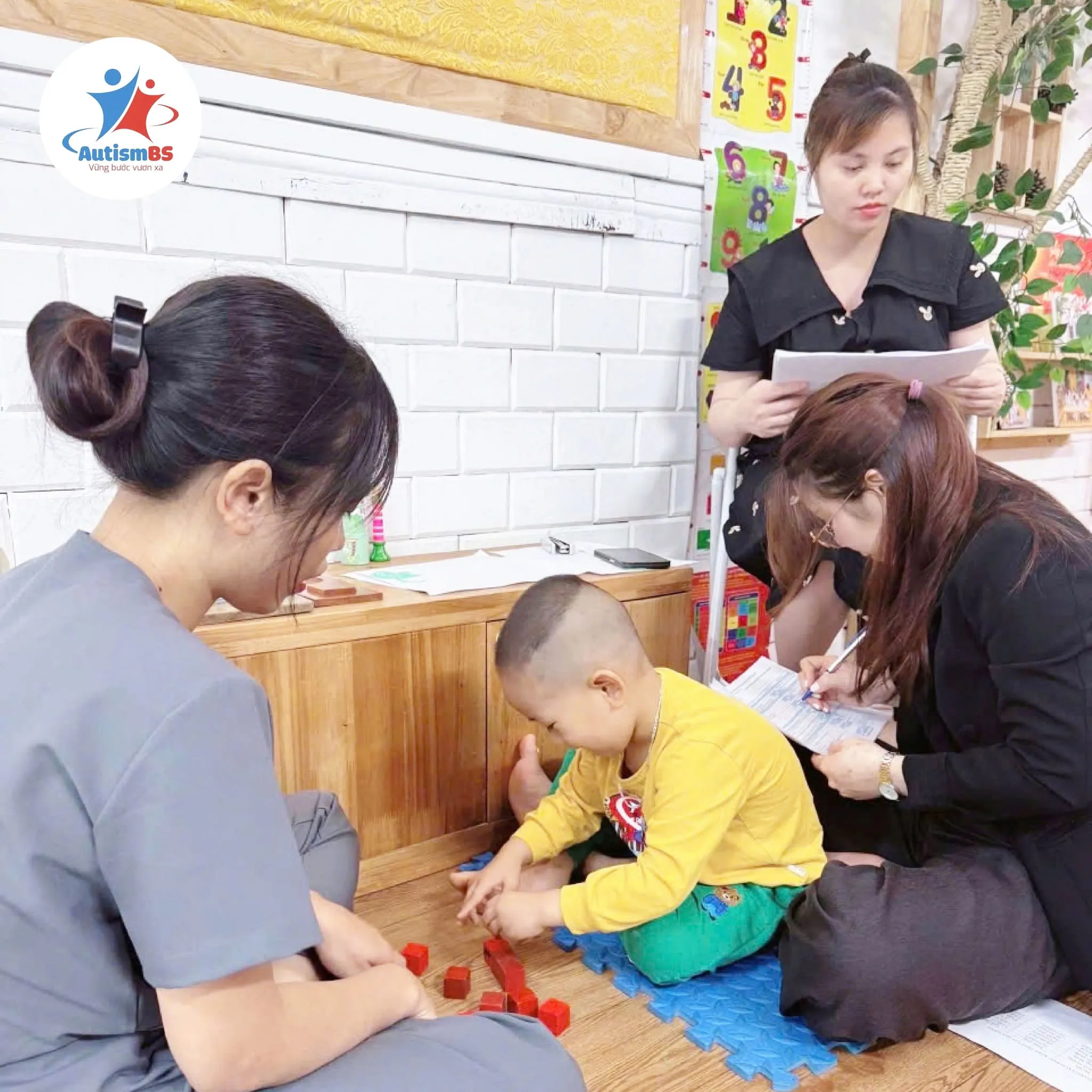 Autismbs - Nơi gia đình, nhà trường và đội ngũ chuyên môn cùng thống nhất mục tiêu để tạo môi trường phát triển toàn diện cho trẻ.