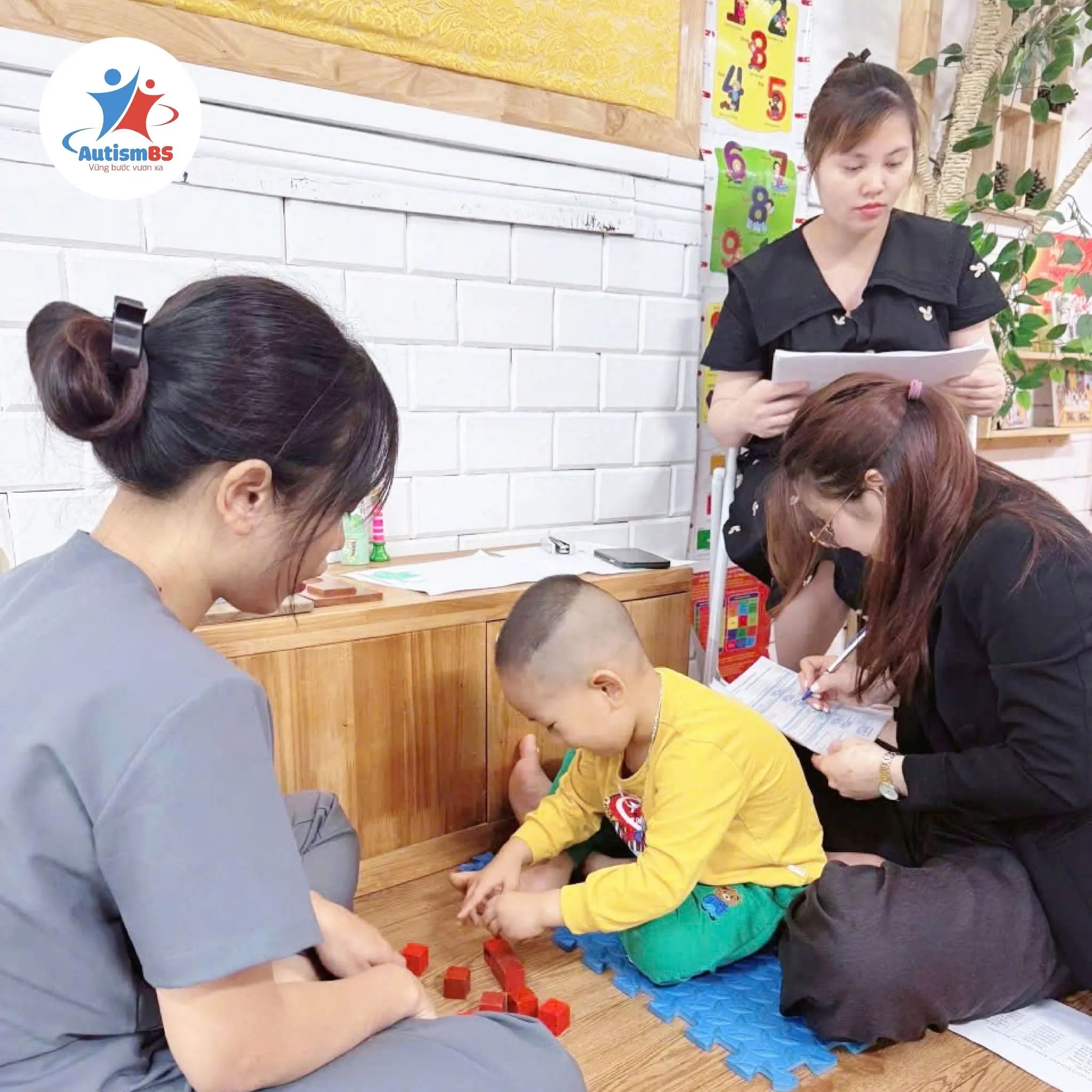 Theo dõi tiến trình và điều chỉnh thường xuyên để phù hợp với sự phát triển của từng trẻ