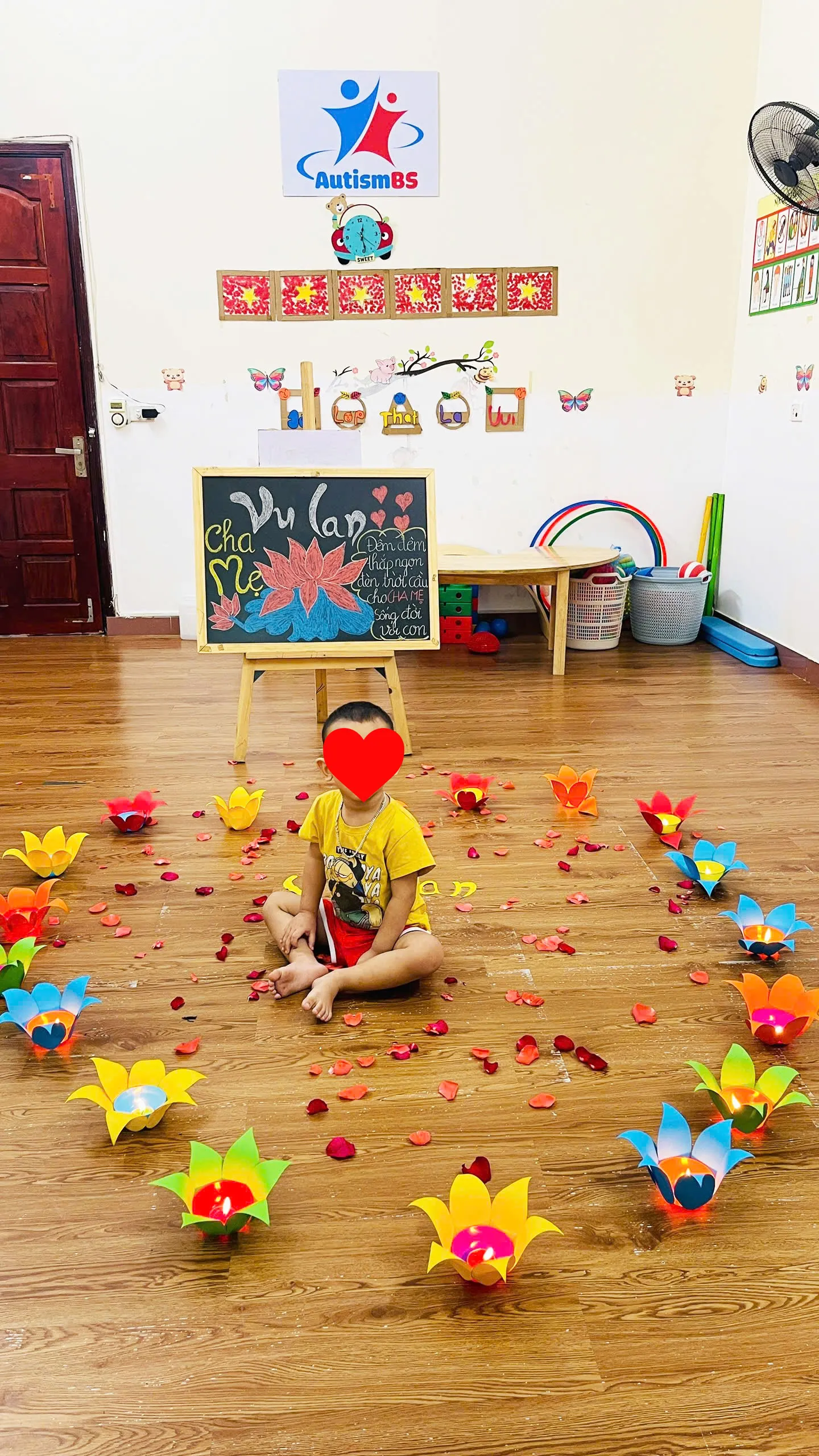 Không gian ngập tràn sắc hoa sen.