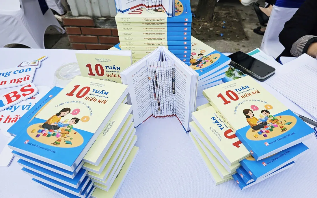 Cuốn sách được biên soạn nhằm thu hẹp khoảng cách giữa trị liệu viên và cha mẹ của trẻ tự kỷ.