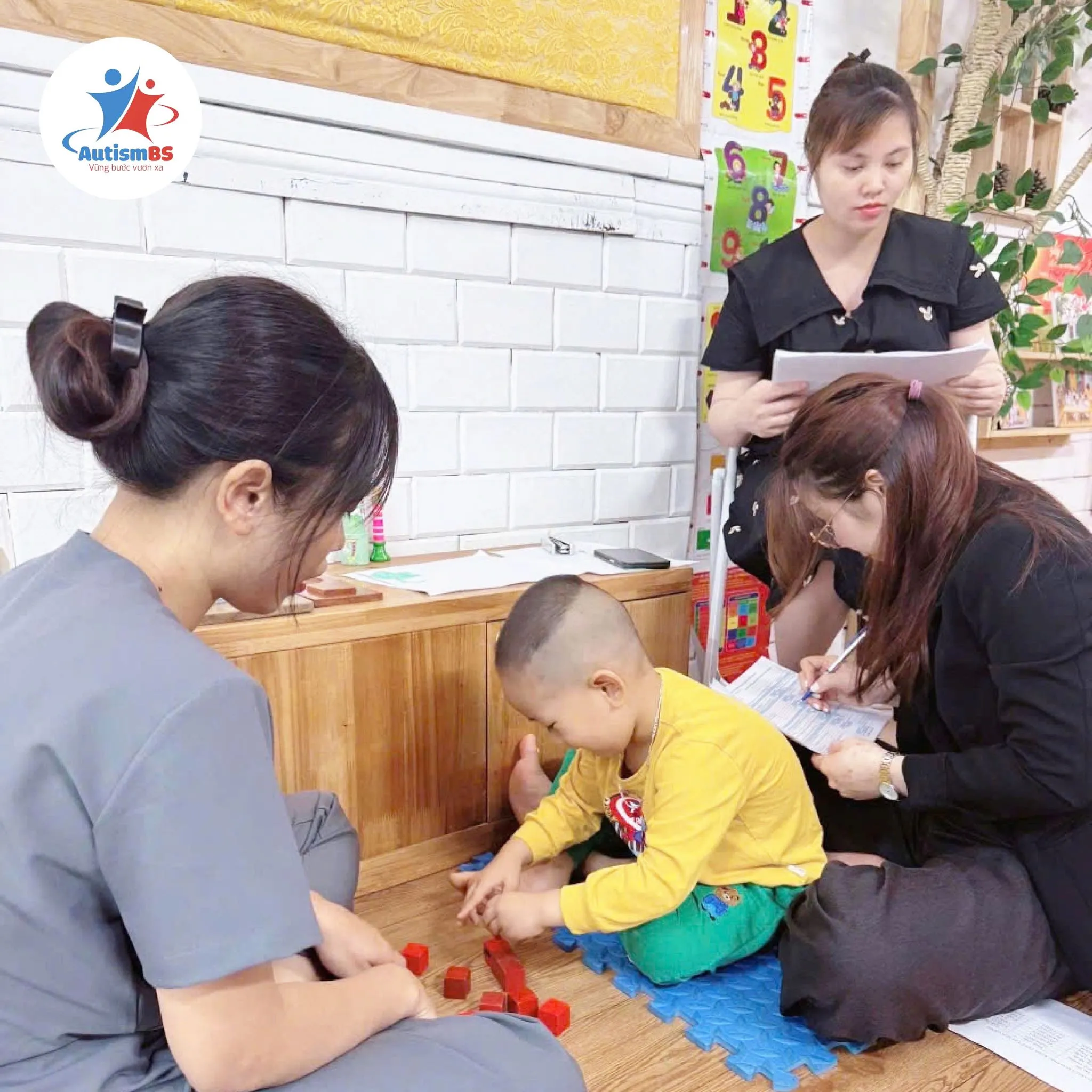 Tiến hành đánh giá toàn diện để xây dựng chương trình can thiệp phù hợp cho từng trẻ.