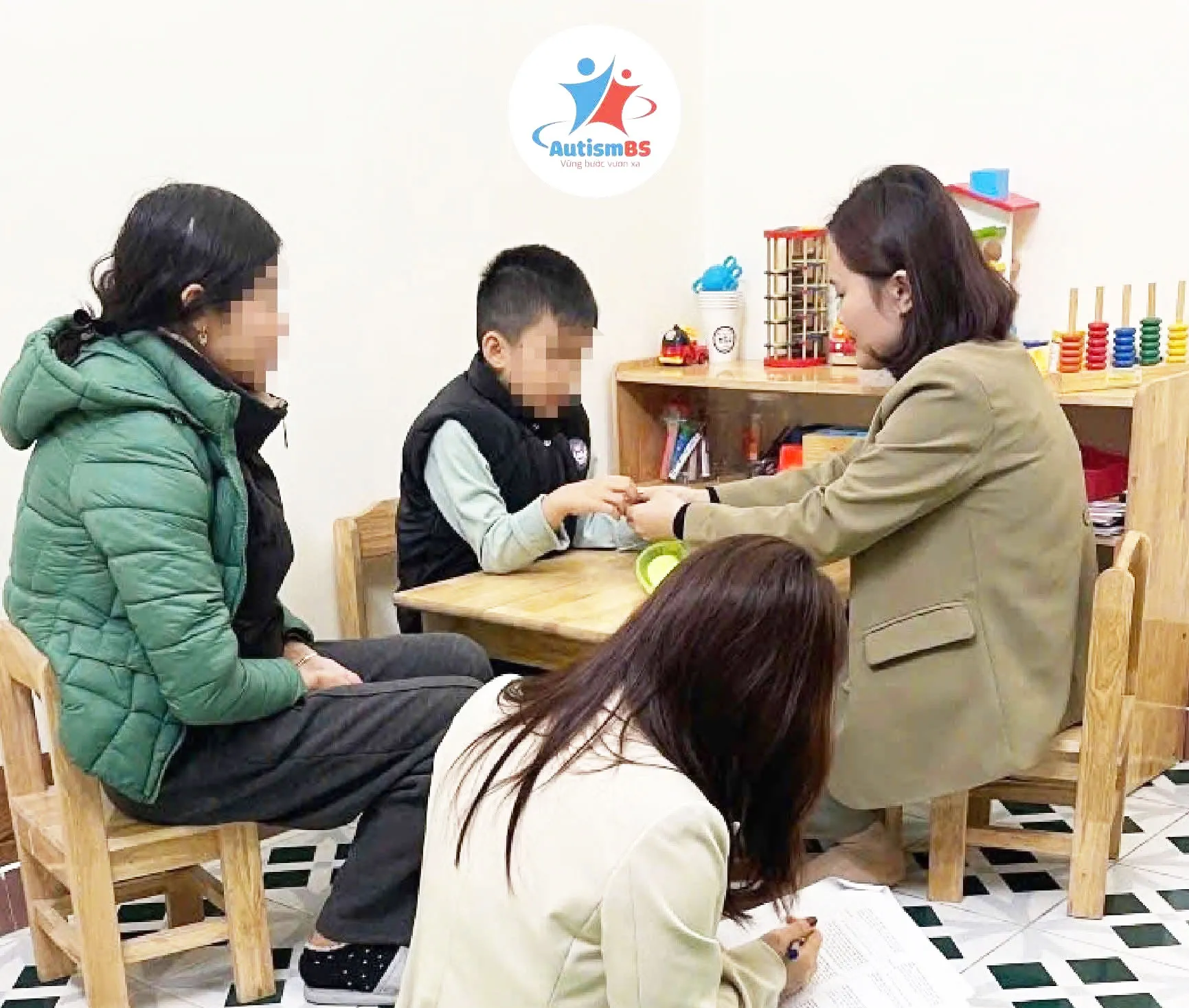 Sự phối hợp chặt chẽ giữa chuyên viên - phụ huynh - trẻ giúp trẻ ADHD tiến bộ nhanh và ổn định hơn.