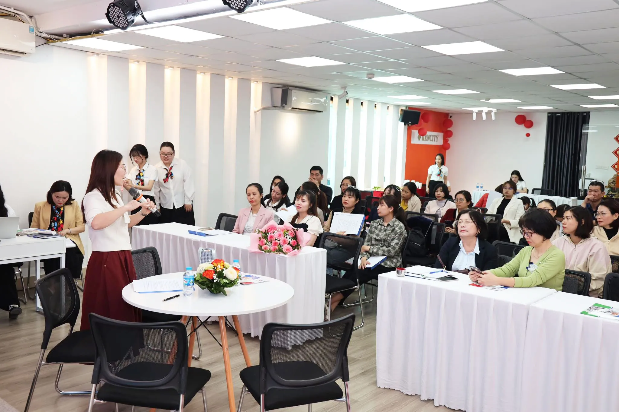 Chương trình đào tạo định kỳ dành cho đội ngũ giáo viên, nhân sự quản lý và các chuyên viên can thiệp.