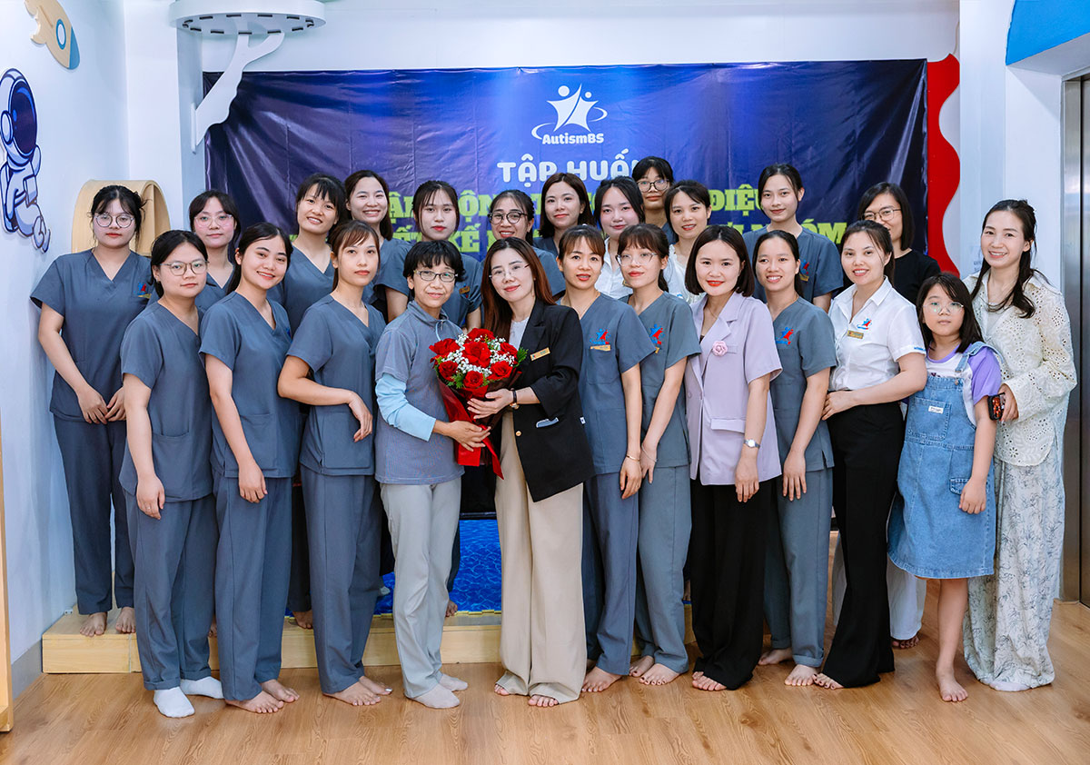 Tổng kết buổi tập huấn: Vận động theo nhịp điệu cho trẻ rối loạn phát triển cùng chuyên gia Masako Koga tại AutismBS Hà Đông